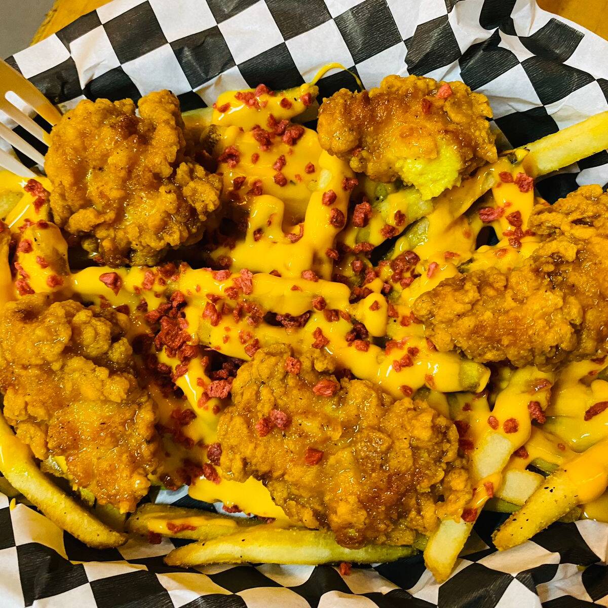 Papas con Queso Tocino y Boneless