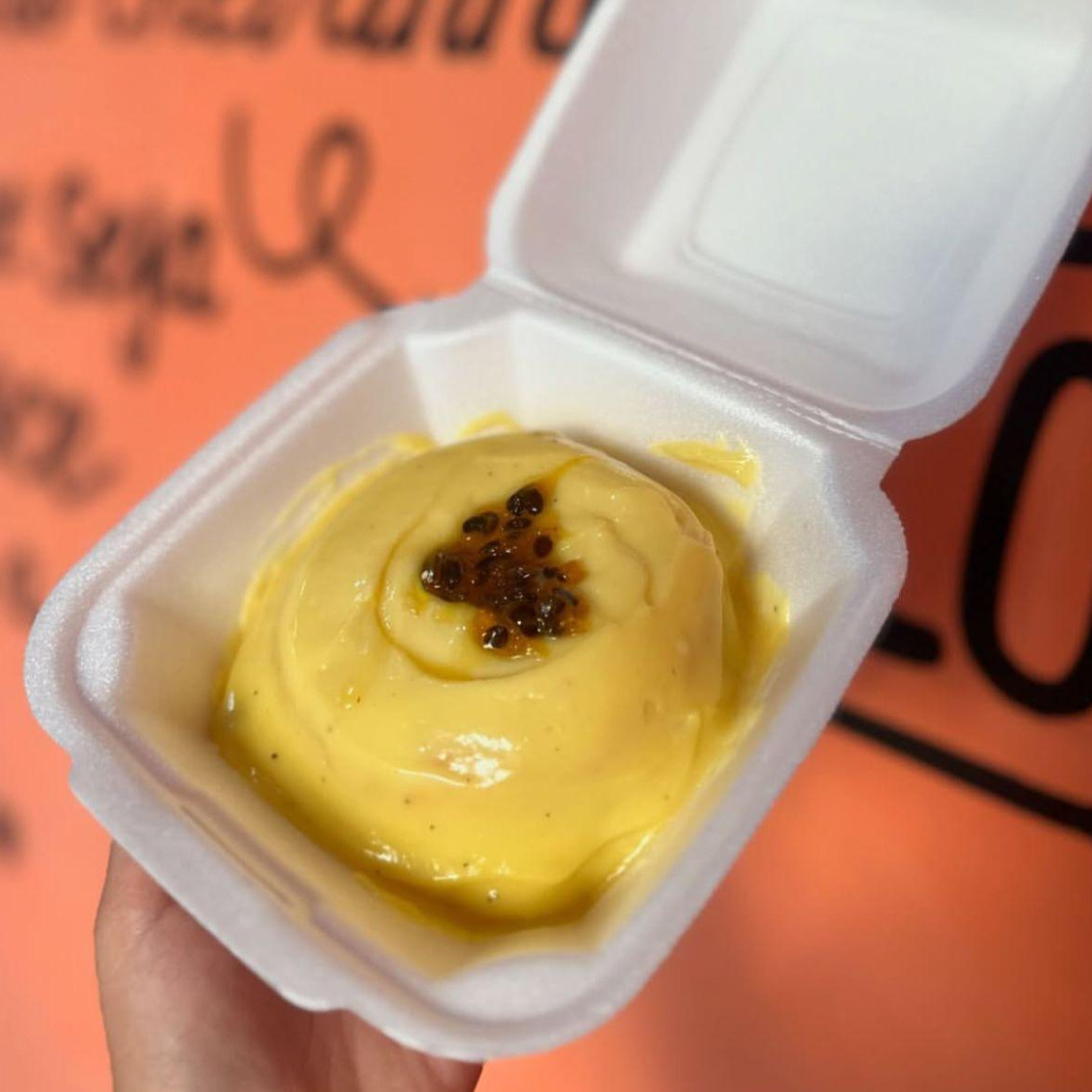 massa branda tradicional/ recheio de maracujá com geleia de maracujá no meio e em cima