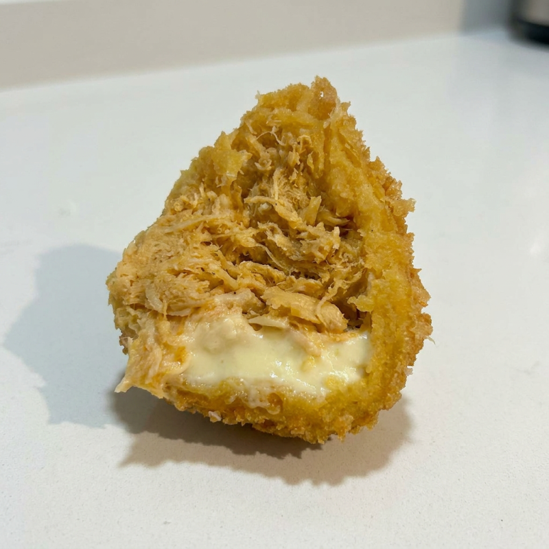 Coxinha recheada com uma mistura deliciosa de frango e requeijão, envolta em uma massa crocante e saborosa.