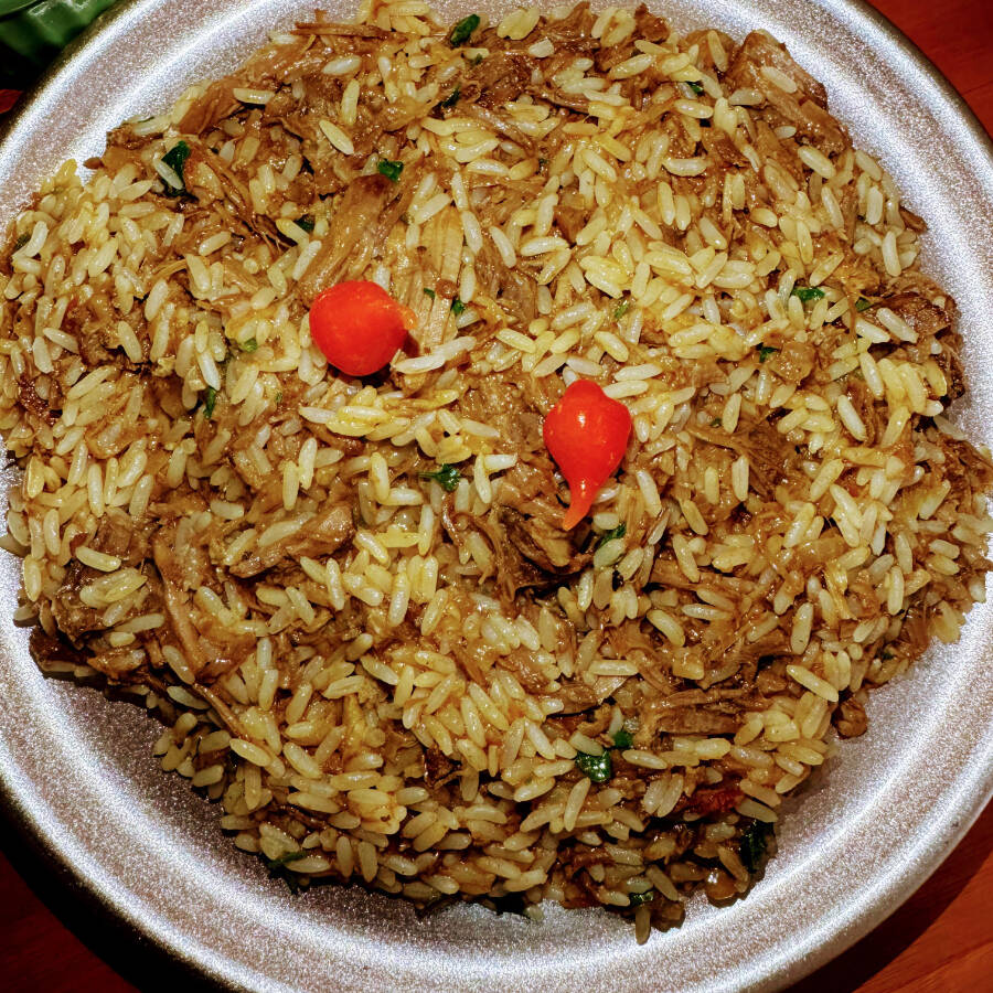 Arroz parabolizada cozido com costela de boa até desfiar no cozimento, separando a gordura.