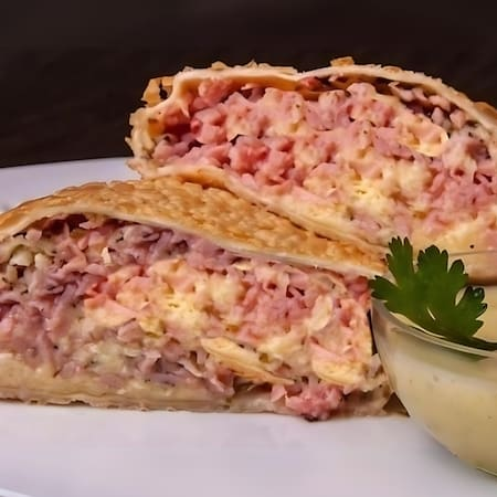 Duplo em tudo: presunto e queijo mussarela em dose generosa, mais um complemento grátis à sua escolha — requeijão, coalho, cheddar ou Catupiry Original. Um pastel turbinado, feito pra matar a fome com sabor! → Atenção alérgicos: contém derivados de leite.