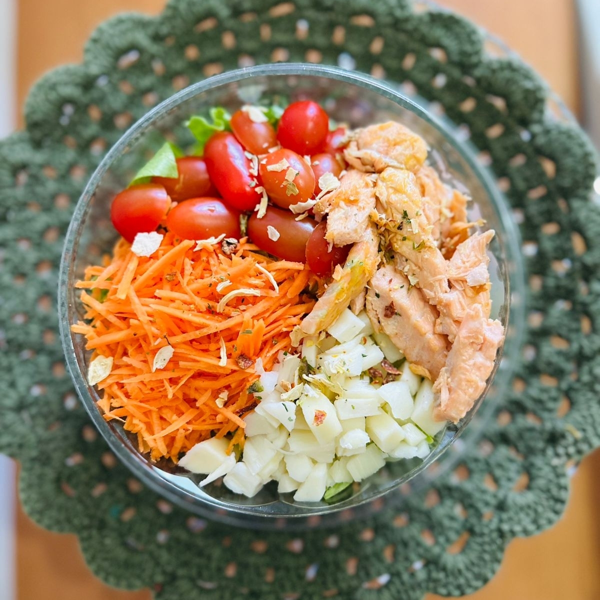 Alface, cenoura, tomate cereja, palmito, salmão grelhado em cubos. Acompanha molho