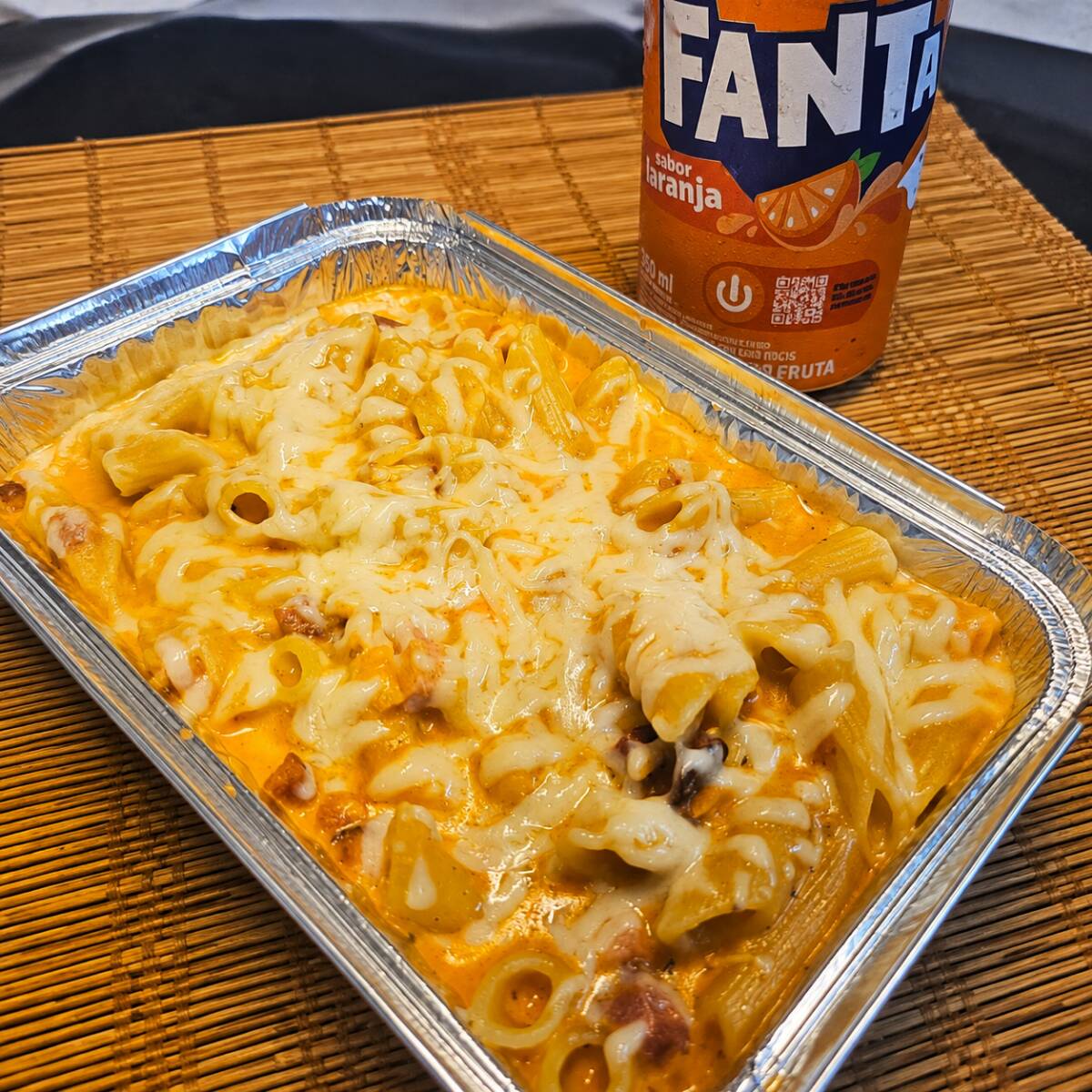 Macarrão ao molho rosé, cremoso e equilibrado, com seus ingredientes favoritos. Acompanha Refrigerante 350ml Grátis.