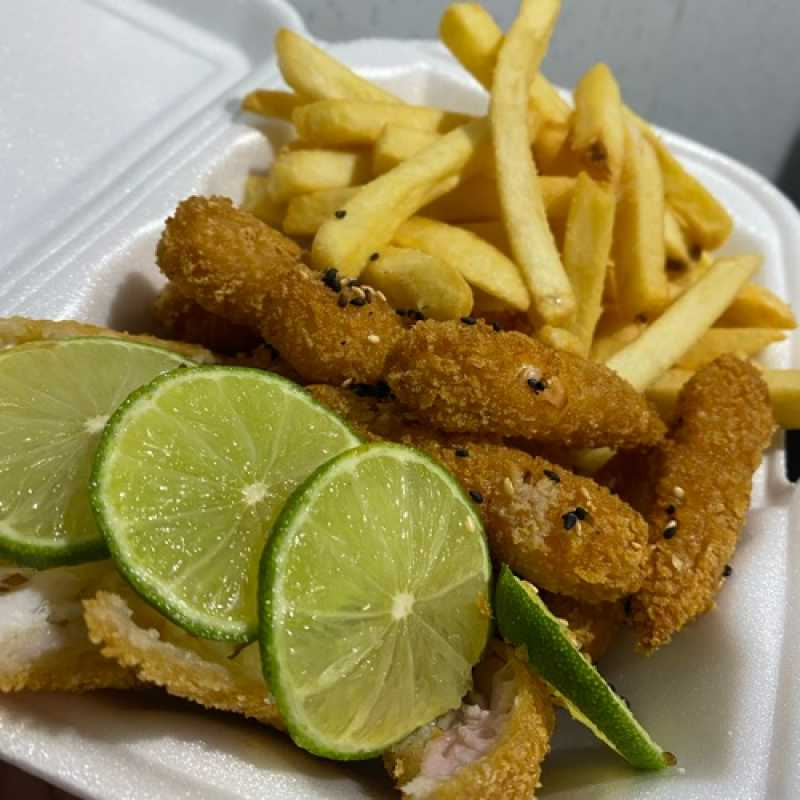 10 unidades de camarão empanado, 8 tiras de peixe branco empanado e porção de batata frita.