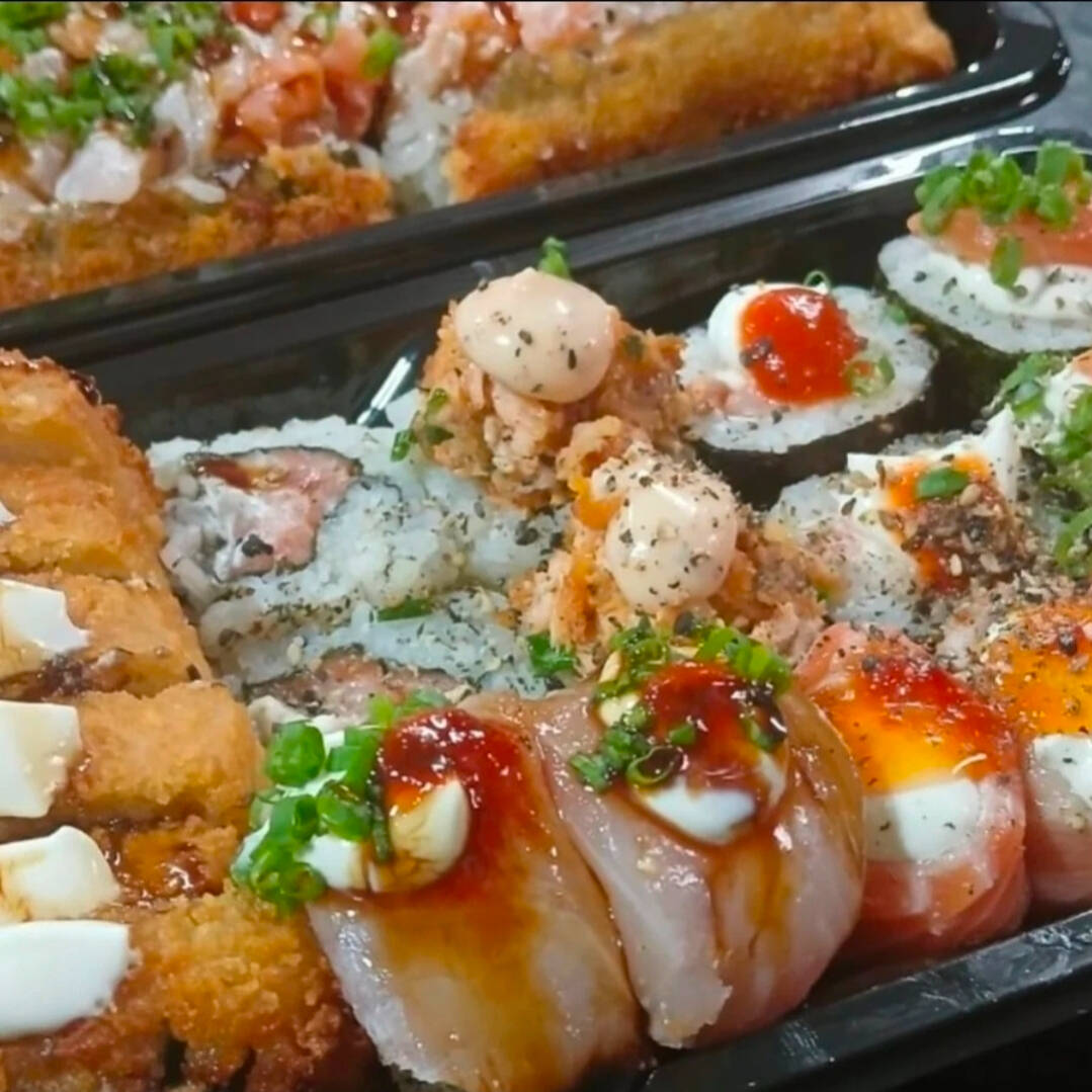 10 sushis 5 hot 2 niguiri 3 gunkans + big hot com pate de salmao cru finalizado com tare artesanal obs: nao amcompanha molho tare adicional com creme cheese