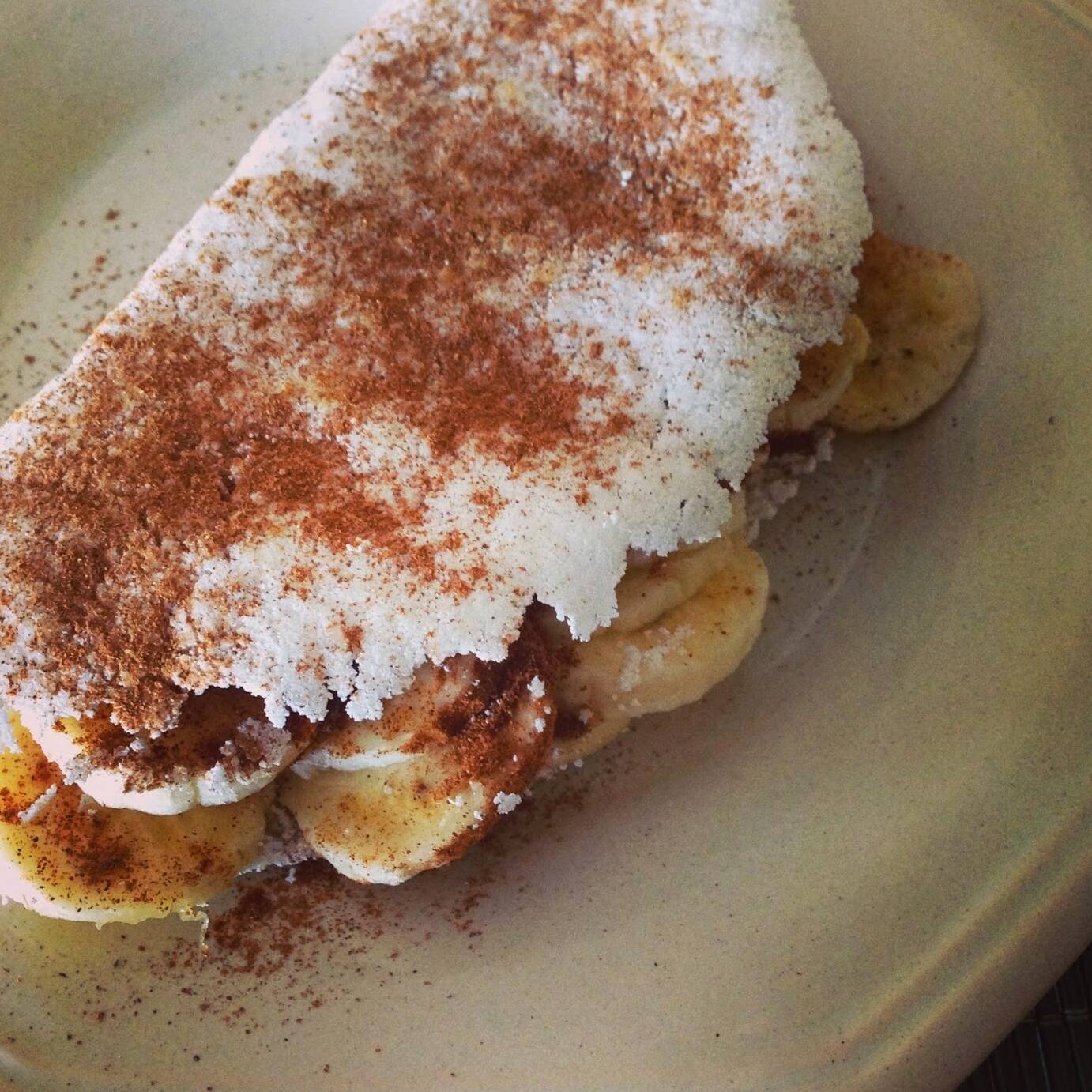 Banana picada, canela, açúcar e queijo mussarela