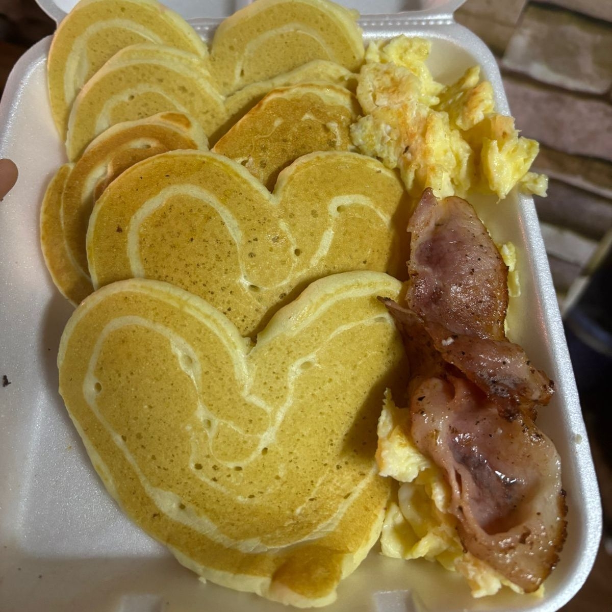 Hotcakes De Corazon Con Huevo y Tocino