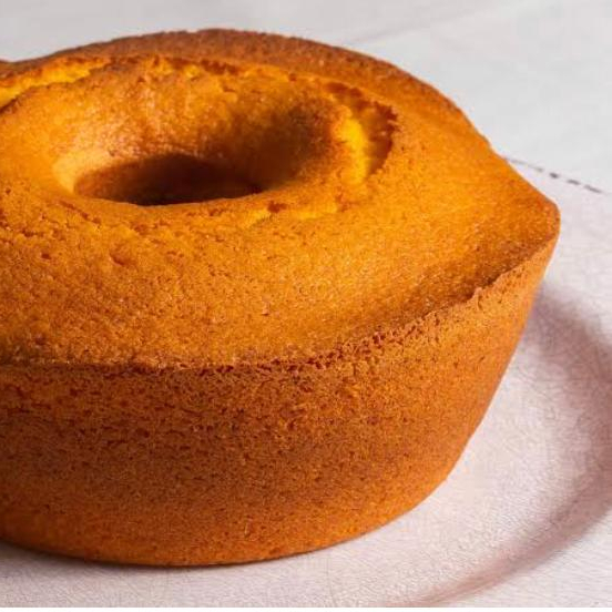 Bolo caseiro de Cenoura ideal. Serve até 12 fatias.