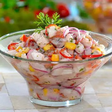 Ceviche especial de tilápia com salmão marinados no limão, com pimentões, cebola roxa, cheiro verde e coentro e um leve toque de suco de laranja finalizado com crispy de batata doce(220 grs)