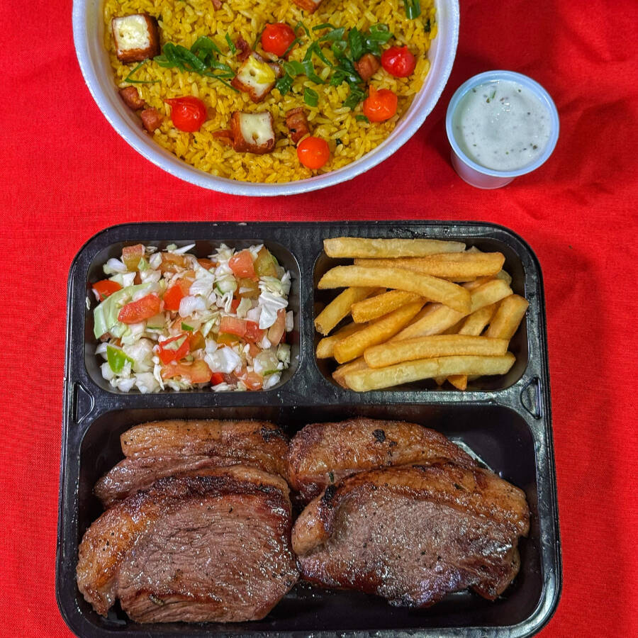 400g de picanha suculenta (pesada in natura), arroz da casa, premium, vinagrete fresquinho, molho de alho e batata crocante. Sabor na medida pra dois! ️