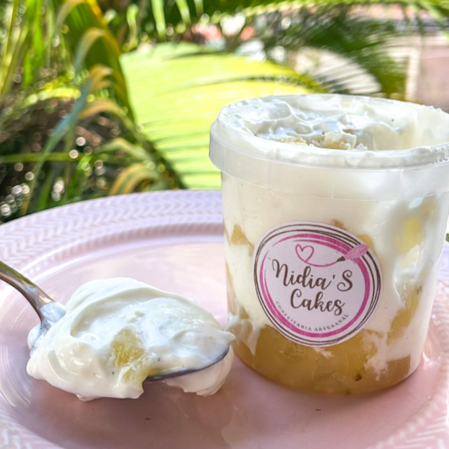 Essa delicia geladinha totalmente artesanal que vai adoçar voce, isso mesmo Sorvete Artesanal de Abacaxi com coco , com um sabor inigualavel e com pedacos de abacaxi. Pede o seu e repita porque voce vai se apaixonar. Consumir assim que receber sua delicia ou manter refrigerado. ......................tags............................ sorvete artesanal, sorvete, artesanal, sorvete no pote, pote de sorvete, abacaxi com coco, frutas vermelhas, maracuja, geladinho, gourmet