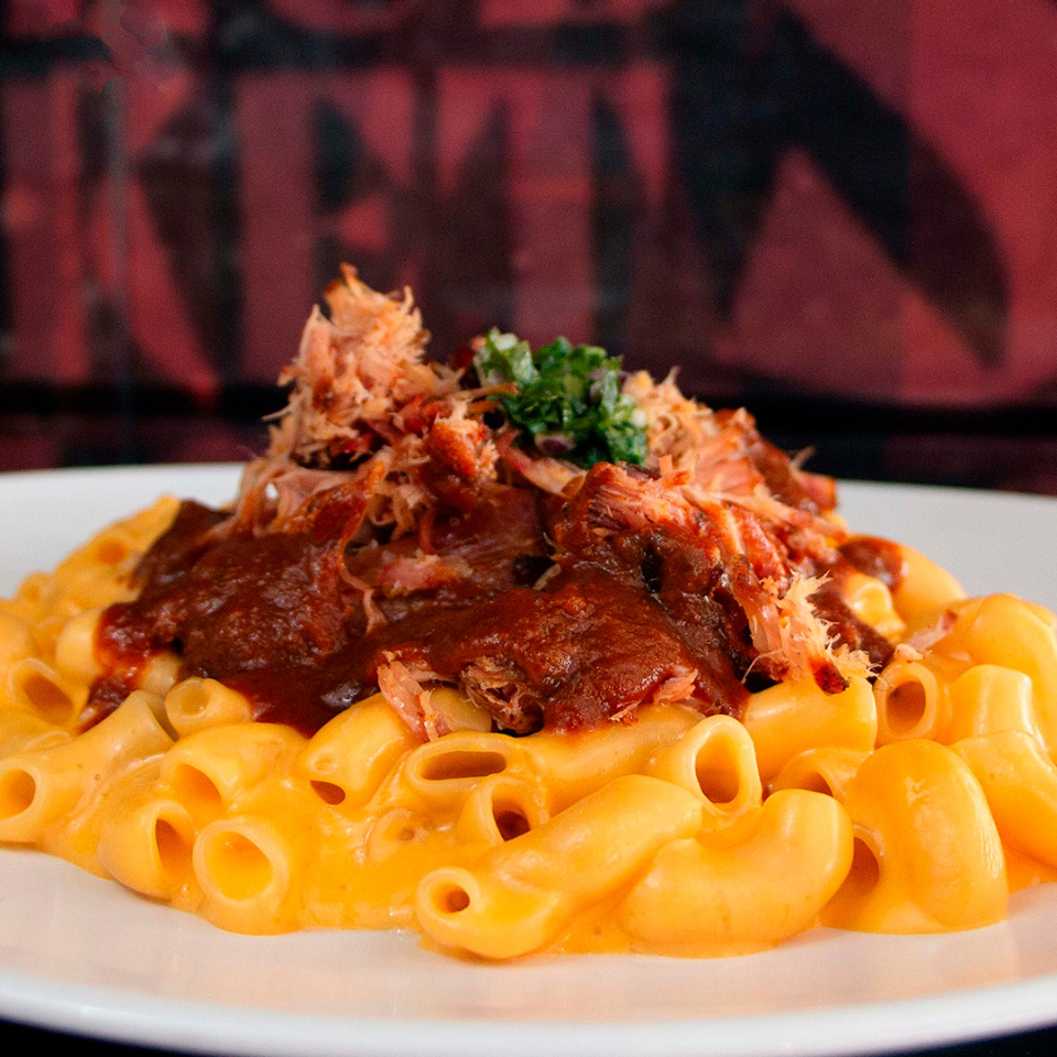 Mac'n cheese cremoso, com pulled pork desfiado, copa lombo suíno defumado e molho barbecue artesanal