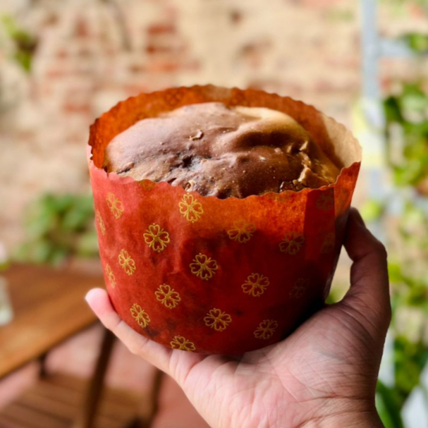 Nosso chocotone de fermentação natural, com aquele sabor caseirinho e uma caldinha de chocolate