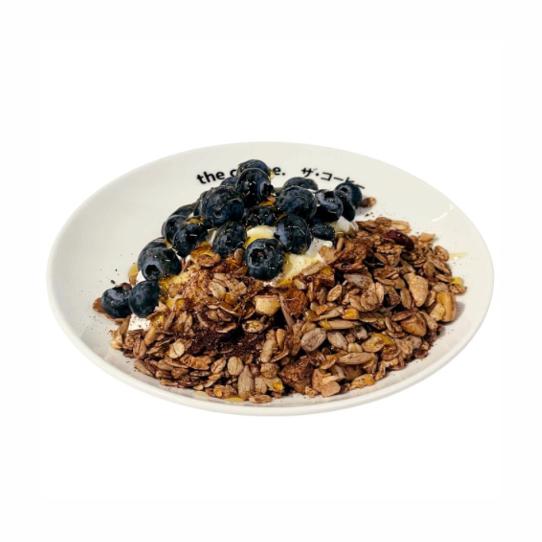 Granola, iogurte, frutas da estação (morango ou blueberry) e mel. Tudo o que existe de melhor no mundo.