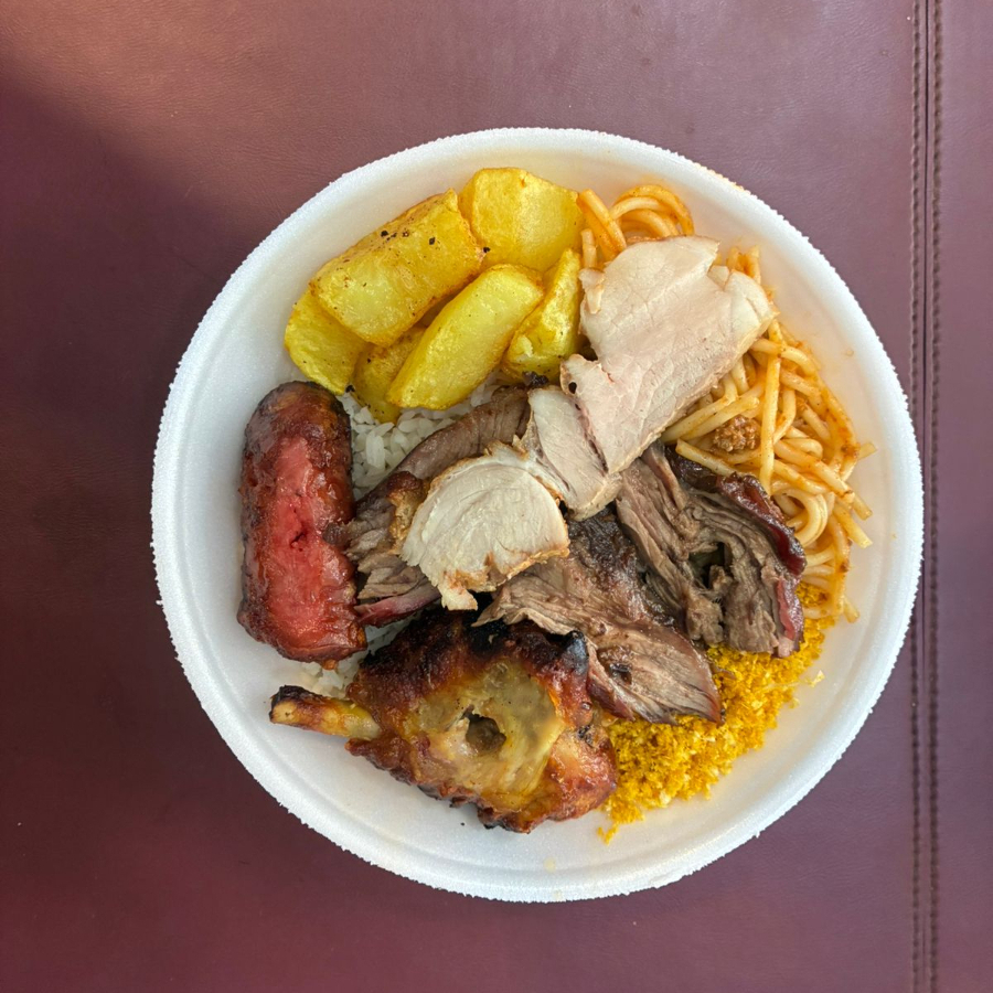 Arroz, feijão, macarrão, batata, farofa, frango, linguiça e carne de churrasco