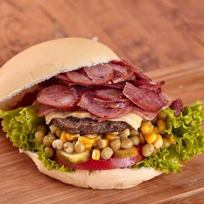 pao ,hamburguer ,queijo, milho, alface, tomate, maionese e calabresa