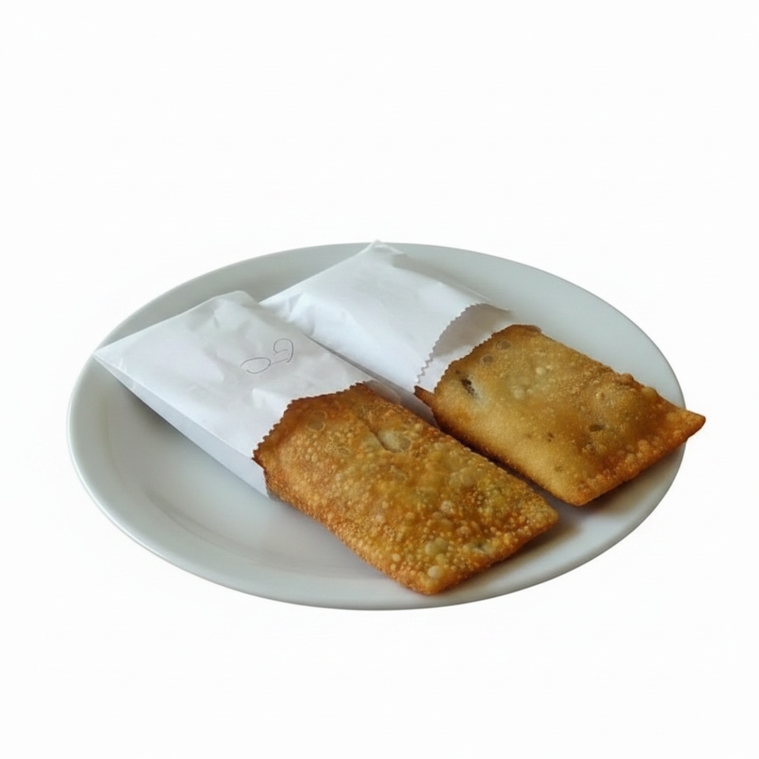 O 'Maria Bonita', um dos destaques da nossa categoria de 'Pastéis Nordestinos', é uma verdadeira celebração dos sabores do Nordeste. Este pastel artesanal é generosamente recheado com costela suculenta, que se desmancha na boca, aliada ao queijo coalho inconfundivelmente delicioso, que traz uma textura inigualável ao prato. Para completar, a frescura dos tomates e o picante sutil da pimenta biquinho equilibram perfeitamente o sabor, criando uma experiência gastronômica única e memorável. Uma verdadeira explosão de sabores que vai te transportar para o Nordeste do Brasil a cada mordida!