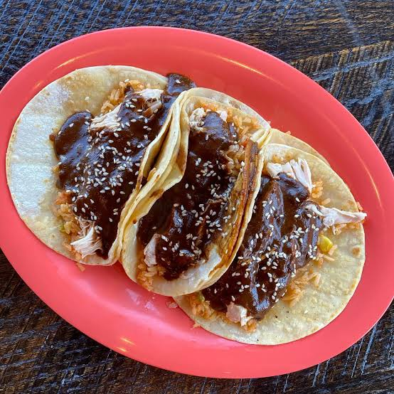 Taco Acorazado de Mole con Bebida