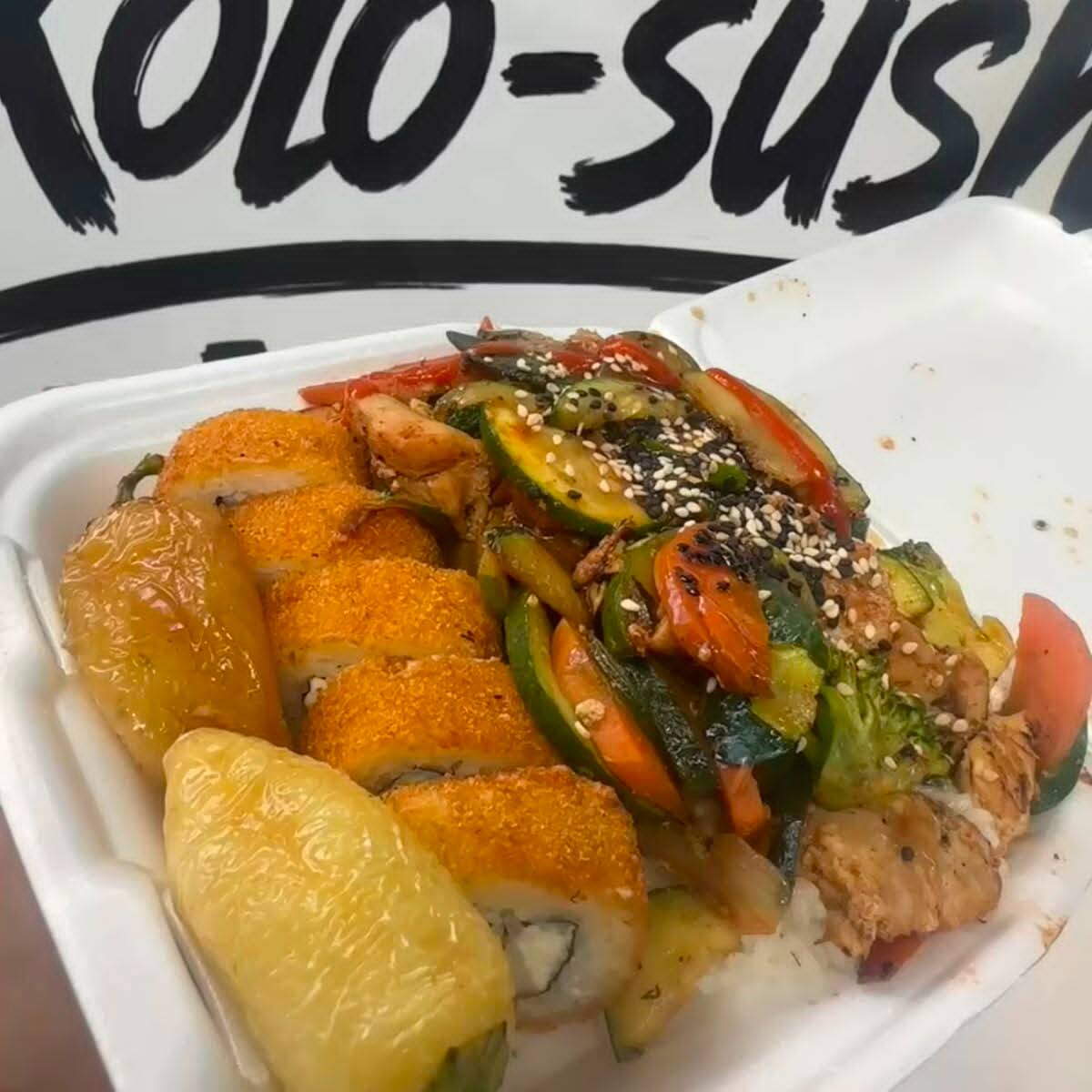 1/2 Teriyaki Pollo y 1/2 California Roll