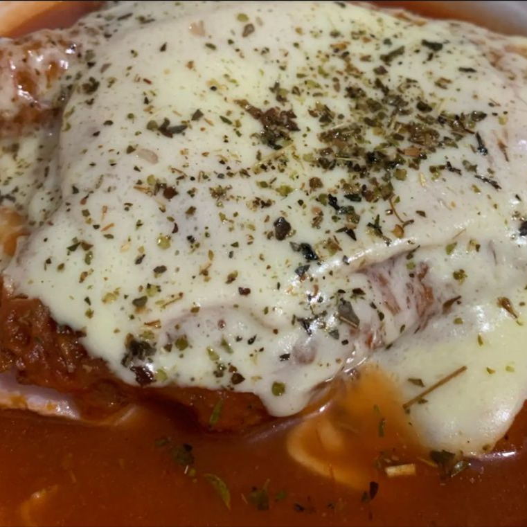 arroz,batata frita, parmegiana de peito de frango empanado e acompanha salada