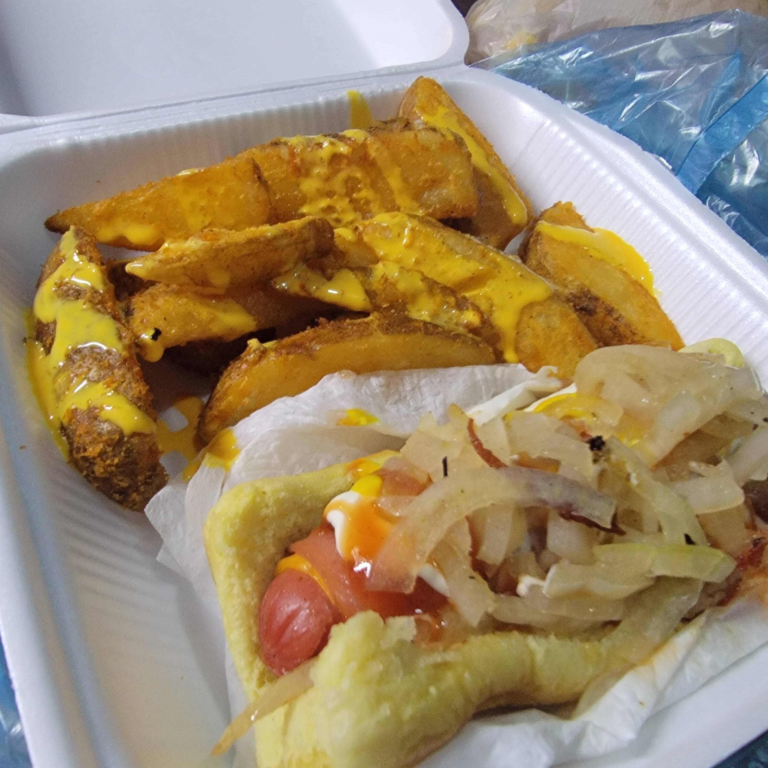 Papas en Gajo con Queso y Hot Dog Sencillo