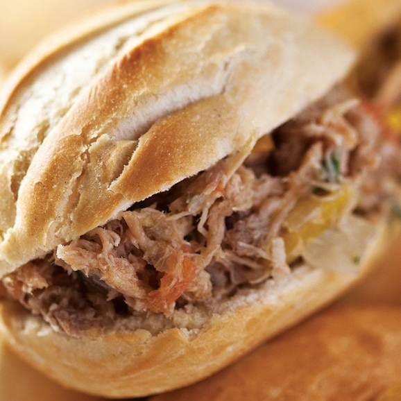 Pão Francês torradinho recheado de pernil, pimentão, tomate e mussarela