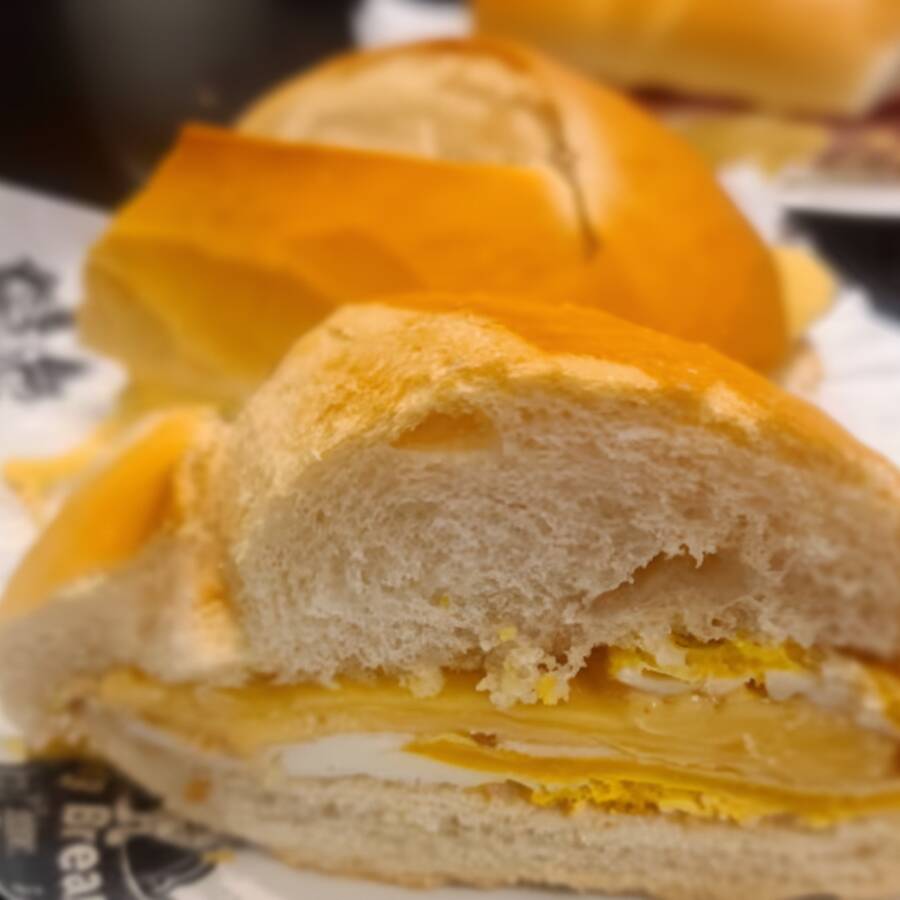 Pão com ovo e 1 fatia de queijo