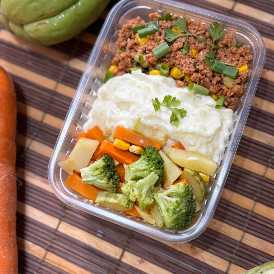 Carne moída com purê e legumes.