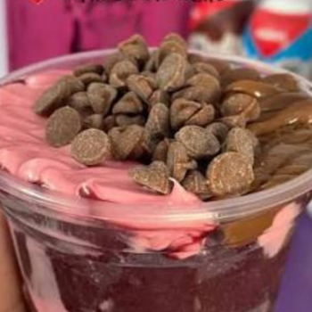 MOUSSE DE MORANGO CREME AVELÃ COM CACAU E GOTAS