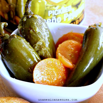 CHILES JALAPEÑOS EN ESCABECHE.