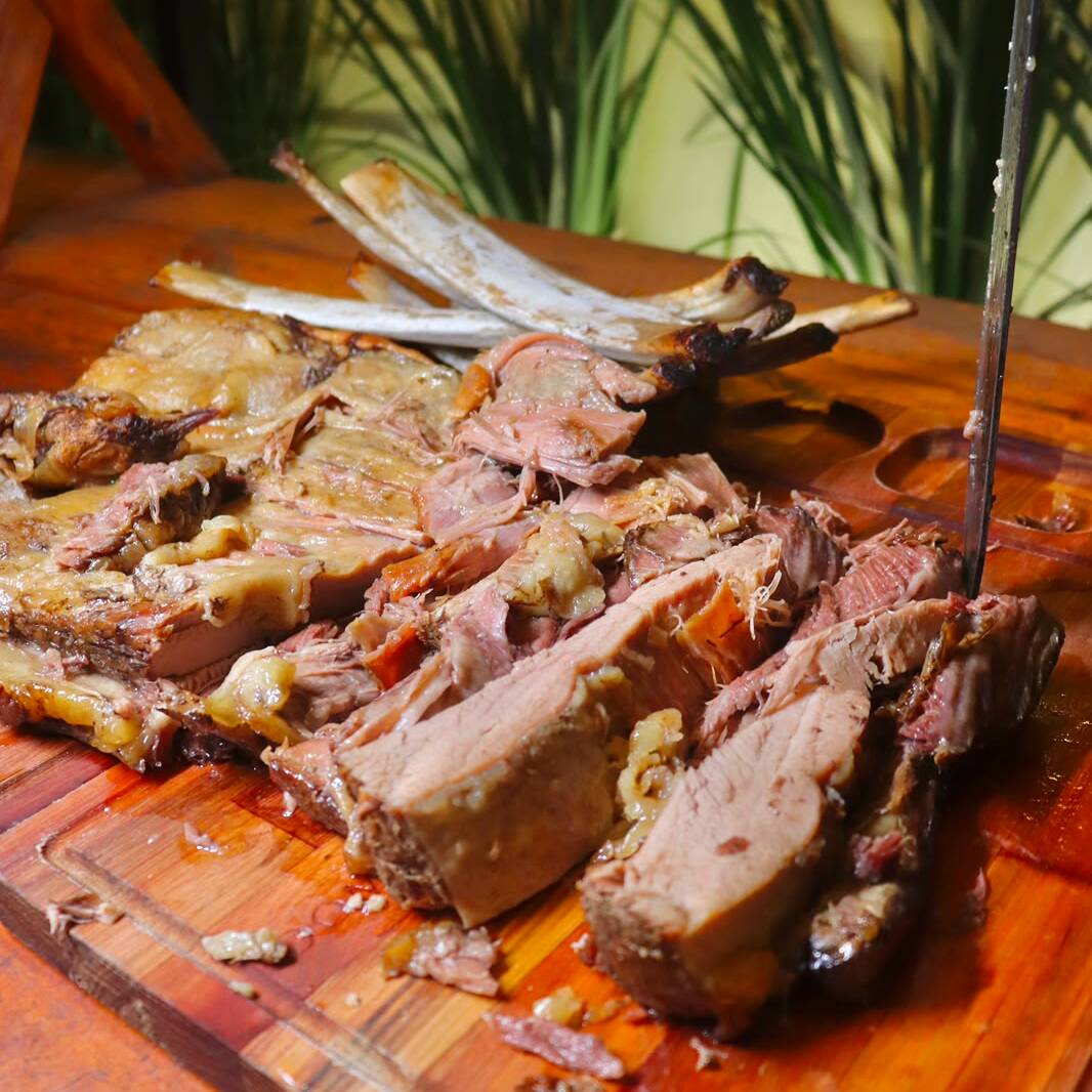 Arroz, feijão, fritas e costela bovina no bafo. Tamanho (P) 130g proteína