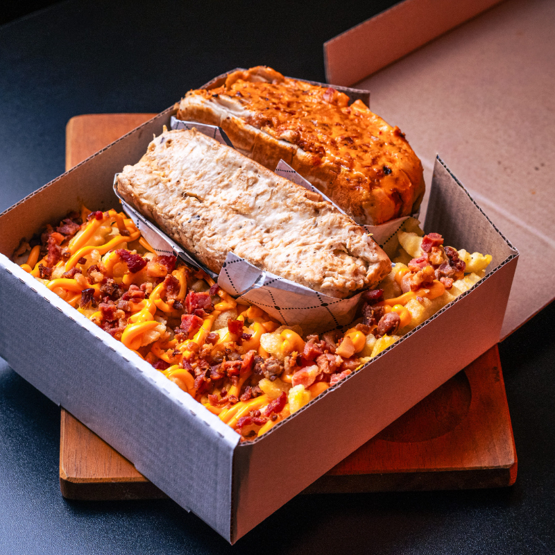 2 Hot Simples , com pão de hot dog, 2 vinas perdigão, milho, tomate, batata palha e 300g de fritas com bacon e cheddar