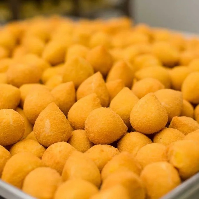 Combo de 60 salgadinhos Frito na hora para chegar quentinho na sua casa. Entrega super rápida. Salgadinhos de 25g (Padrão Festa).