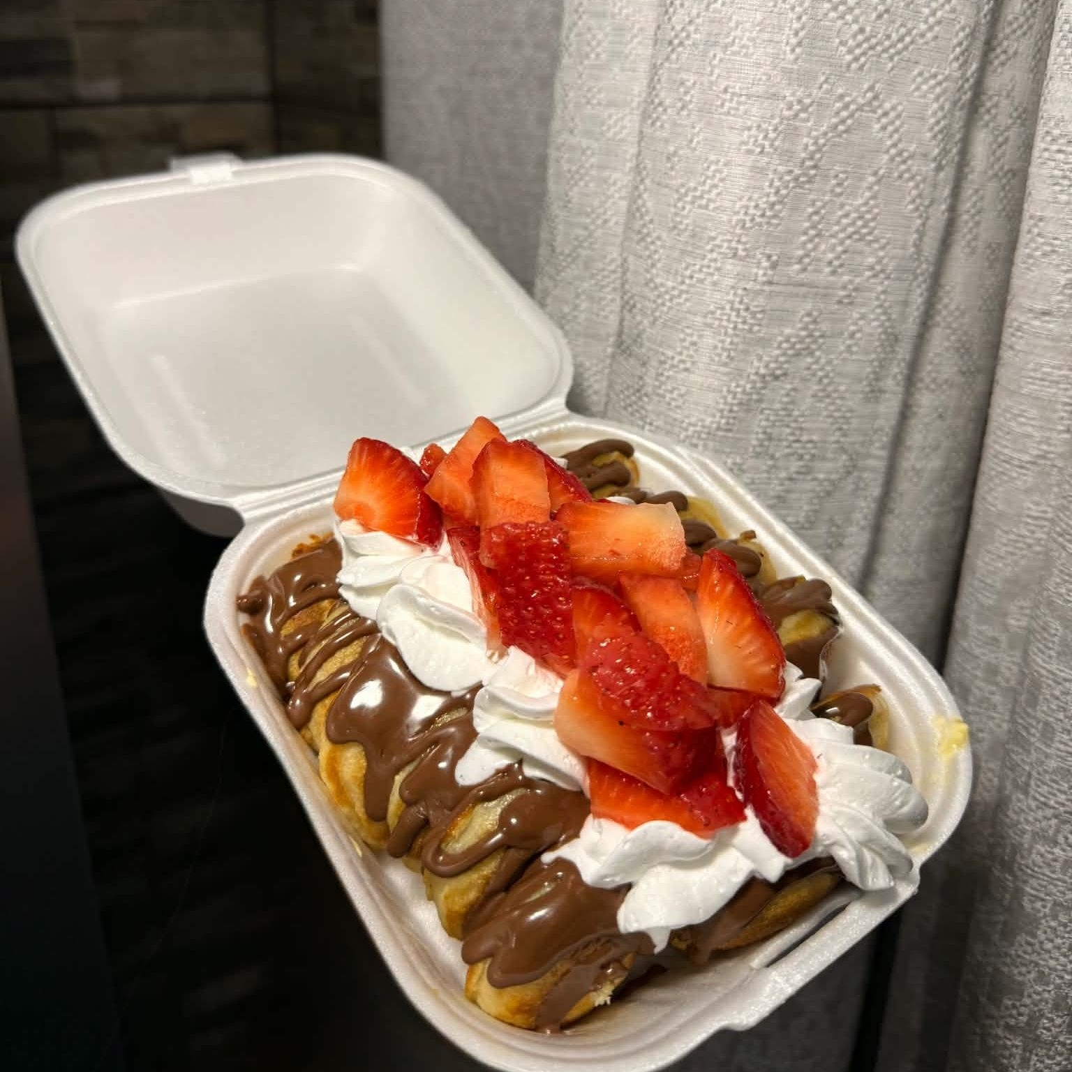 Mini Hotcakes de Fresa con Crema de Chantilly