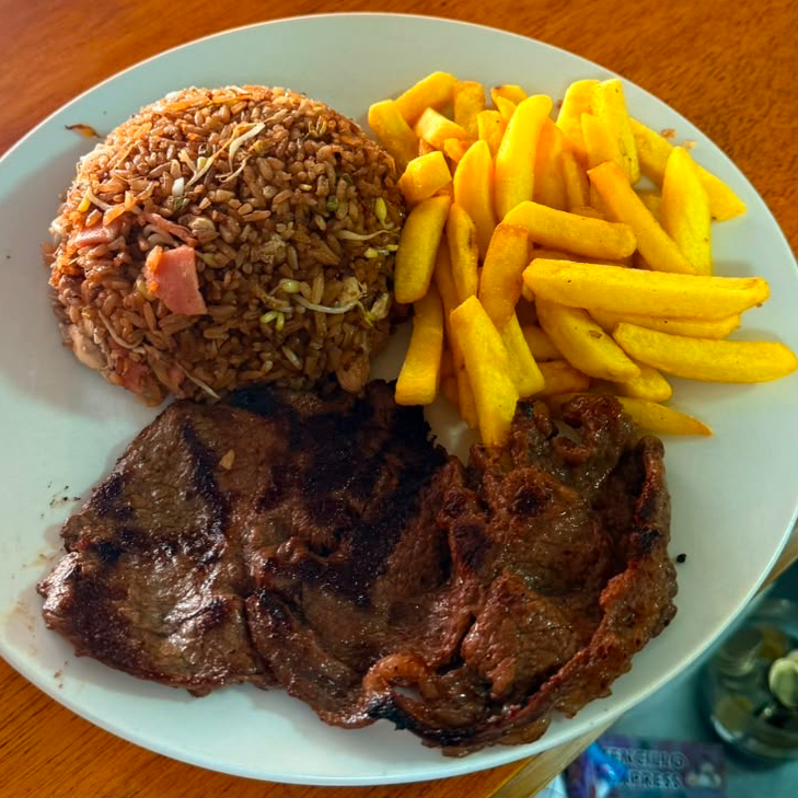 Arroz chino con carne asada