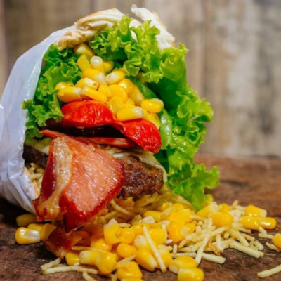 Carne Ao Ponto, Ovo Bem Servido, 2 Fatias de Bacon, Presunto, Mussarela Derretida, Salsicha, Milho, Batata Palha, Alface e Tomate No Pão Macio Que Sacia Qualquer Fome!