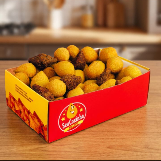 Desfrute de 50 mini salgados, cuidadosamente preparados com uma massa de batata excepcionalmente deliciosa e irresistivelmente crocante, pertencentes à nossa categoria 'Delícias Crocantes'. Cada bocado promete uma experiência culinária inigualável. Para complementar, acompanha-se de duas Coca-Colas de 350ml, perfeitamente geladas para realçar ainda mais o sabor. Uma combinação perfeita para quem aprecia prazeres simples, mas refinados. Prepare-se para uma experiência gastronômica que promete encantar o seu paladar.