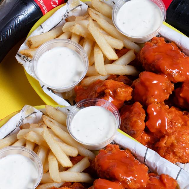 COMBO BONELESS DE 40 PIEZAS, PAPAS A LA FRANCESA (300G), 1 REFRE