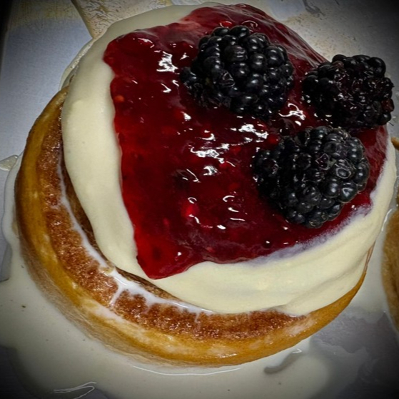 Rol de Canela con Frutos Rojos