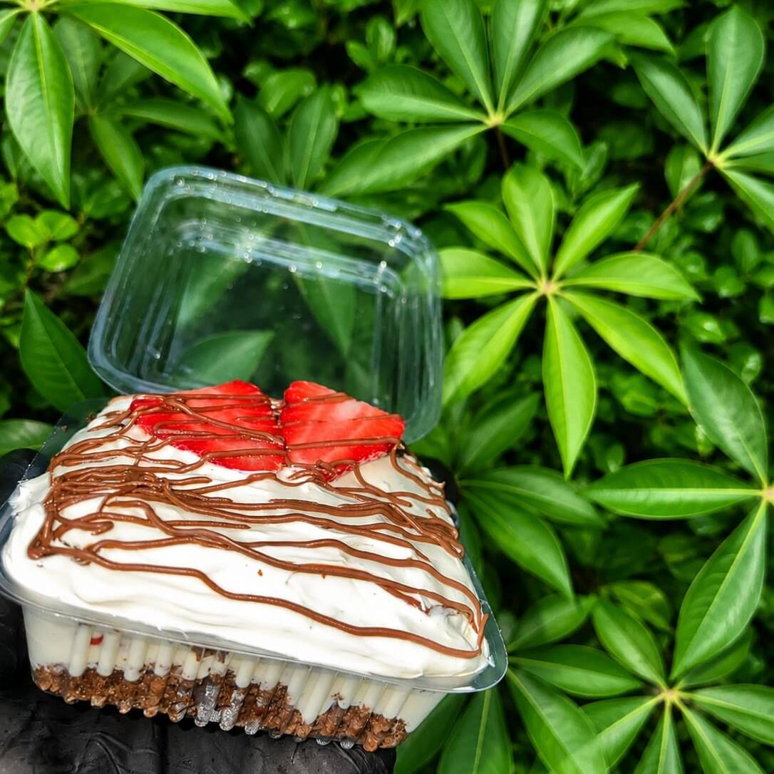 Bolo chocolate
2 camadas de creme ninho
Morangos frescos ao meio e por cima
Fios de nutella