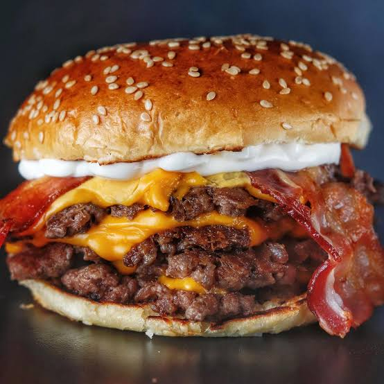 o triplo com pão gergelim macio da maná selado na manteiga com hamburguer de 100g cada , (sem alface) , bacon crocante , queijo cheddar derretido e molho especial da casa e entrega gratis