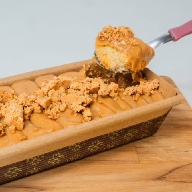 Pão de ló fofinho coberto com brigadeiro de doce de leite e paçoca. Peso: 350g aprox (Serve até 4 pessoas)