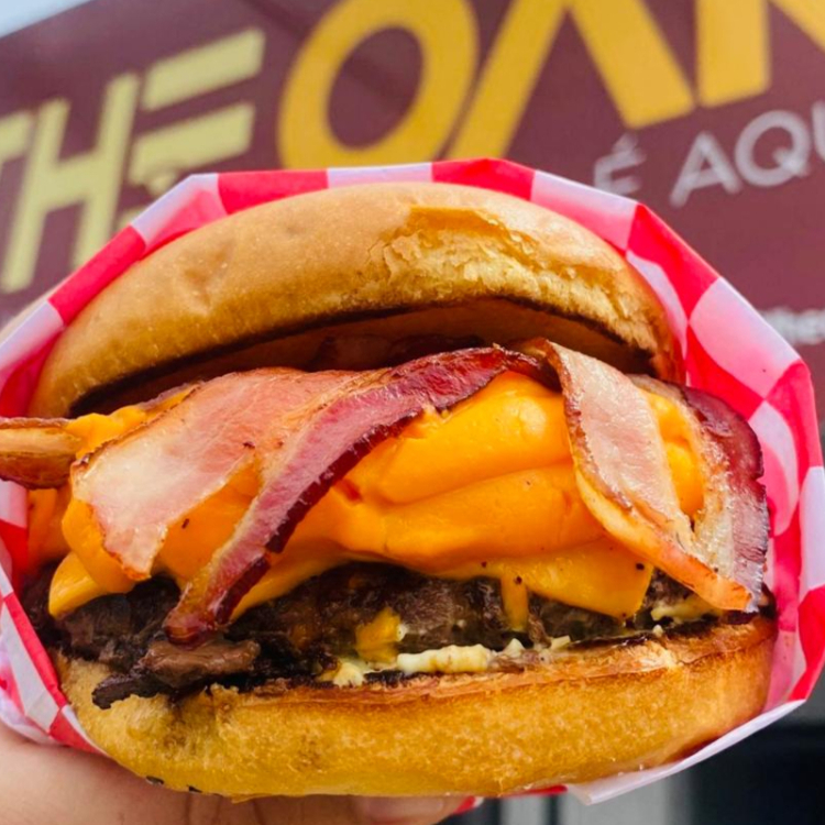 Pão Brioche selado com um hambúrguer de 180g suculento, coberto com cheddar fatiado e uma camada generosa de cheddar cremoso que escorre com atitude. O bacon fatiado, crocante e maionese da casa.