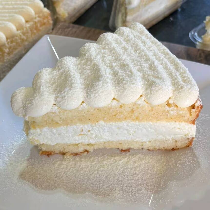 Bolo Nuvem de Ninho Um verdadeiro sonho em forma de bolo! ️ Massa fofinha e molhadinha de Ninho, recheada com um mousse leve e cremoso de Ninho, coberta com uma camada irresistível do mesmo sabor e finalizada com leite Ninho polvilhado. Um toque suave, delicado e irresistivelmente gostoso — perfeito para os amantes desse clássico!