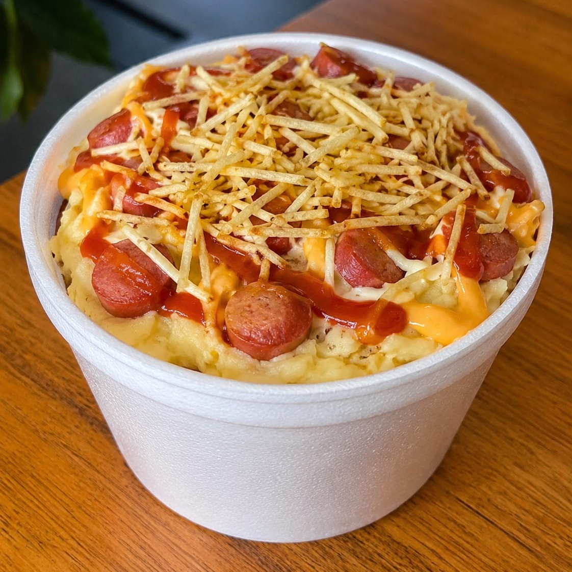 Salsicha, milho, molho de tomate, mussarela e batata palha