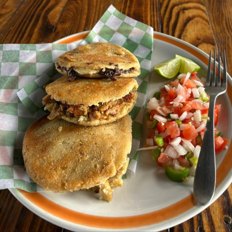 GORDITA RELLENA DE RAJAS CON CREMA