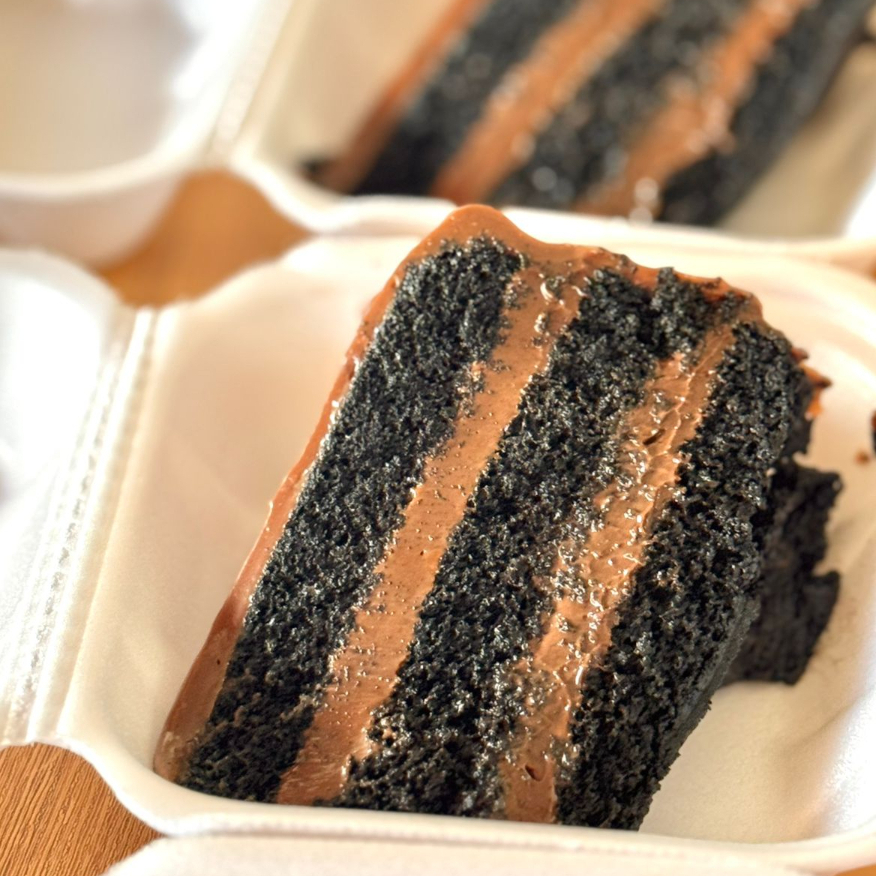 Bolo com massa de chocolate fofinha com recheio de chocolate molhadinho na medida certa.