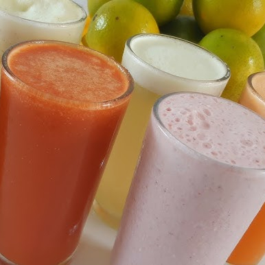 Delicie-se com o Suco Polpa com Água, uma bebida natural e refrescante que combina a polpa da fruta com água, ideal para hidratar-se.