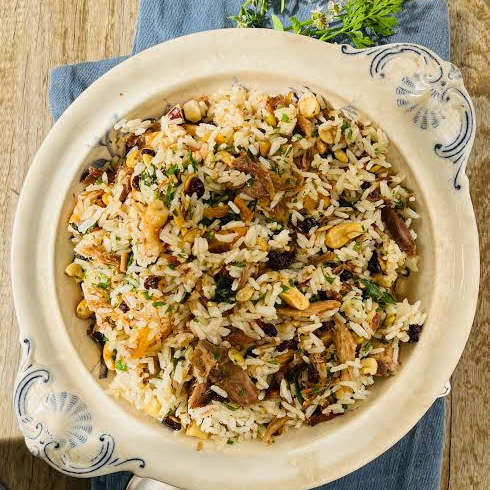 Arroz com Pernil Desossado e Desfiado Delicioso arroz com pernil suculento, totalmente desossado e desfiado, preparado com tempero caseiro e muito sabor. Uma refeição prática, bem servida e irresistível! Porção com aproximadamente 600g.