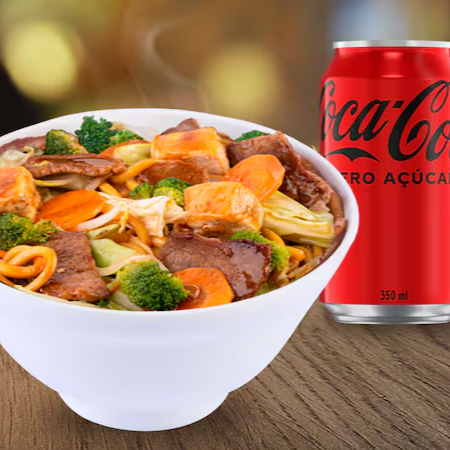 Macarrão oriental com carne, frango e legumes ao molho de soja + Coca-Cola (lata).